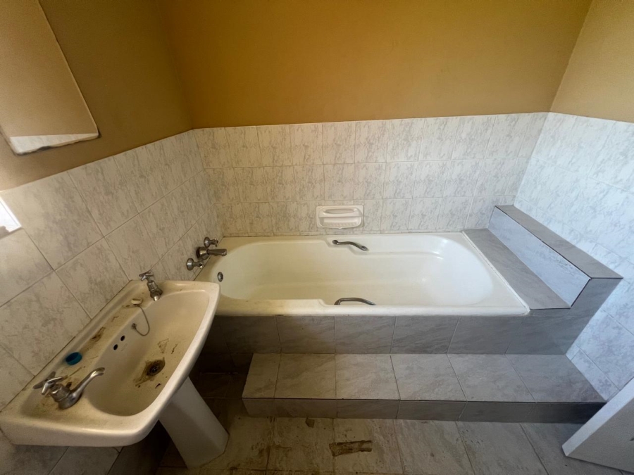 6 Bedroom Property for Sale in Rowallan Park Eastern Cape